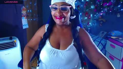 Snapshot of wethotass chatting on December 22, 4:28 am gina online show from December 22, 4:28 am