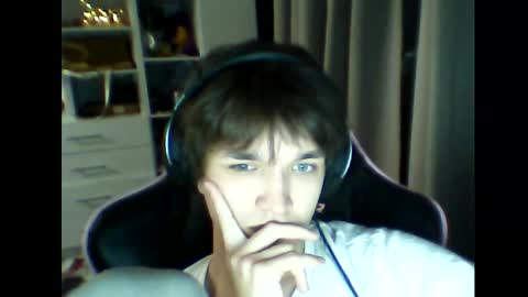 Snapshot of whitekingg chatting on December 16, 6:24 pm whitekingg online show from December 16, 6:24 pm