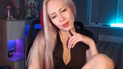 Whitekittykitten online show from November 22, 1:43 pm