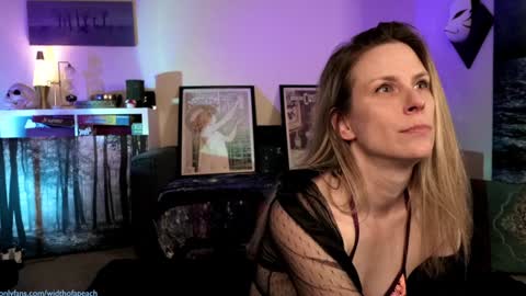 Snapshot of widthofapeach chatting on January 18, 2:03 am Gretchen Jimmy online show from January 18, 2:03 am