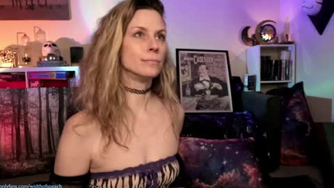 Snapshot of widthofapeach chatting on February 5, 3:45 am Gretchen Jimmy online show from February 5, 3:45 am