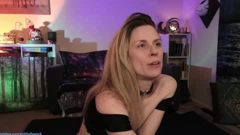 Snapshot of widthofapeach chatting on March 11, 3:48 am Gretchen Jimmy online show from March 11, 3:48 am