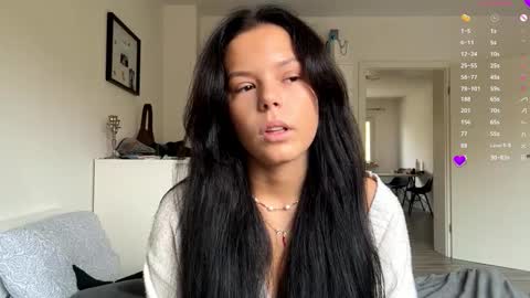 Mia online show from November 7, 8:03 am