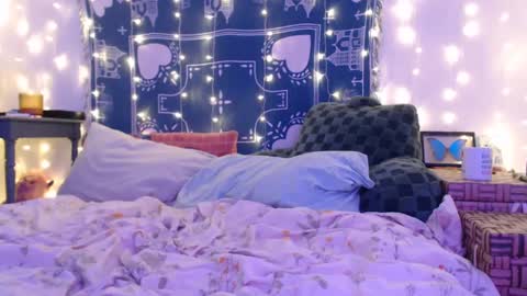 Eevie online show from December 5, 5:59 am