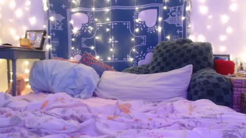 Eevie online show from December 12, 3:43 am