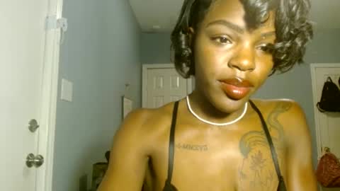 Snapshot of wishhwashy22 chatting on December 8, 7:58 am Chanel online show from December 8, 7:58 am