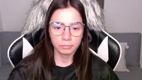 Snapshot of wolfs_daughter chatting on October 5, 2:21 am Alex online show from October 5, 2:21 am