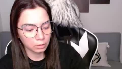 Snapshot of wolfs_daughter chatting on October 13, 2:22 am Alex online show from October 13, 2:22 am