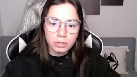 Snapshot of wolfs_daughter chatting on October 16, 2:01 am Alex online show from October 16, 2:01 am