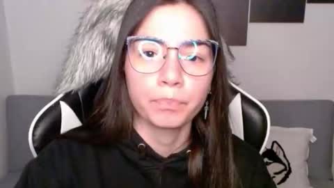 Snapshot of wolfs_daughter chatting on October 18, 1:52 am Alex online show from October 18, 1:52 am