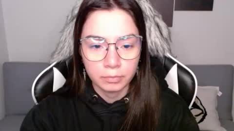 Snapshot of wolfs_daughter chatting on October 27, 2:26 am Alex online show from October 27, 2:26 am