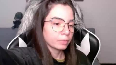 Snapshot of wolfs_daughter chatting on November 19, 2:11 am Alex online show from November 19, 2:11 am