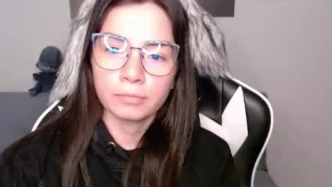 Snapshot of wolfs_daughter chatting on November 22, 2:10 am Alex online show from November 22, 2:10 am