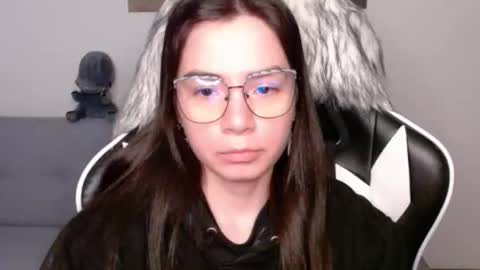 Snapshot of wolfs_daughter chatting on November 23, 2:11 am Alex online show from November 23, 2:11 am