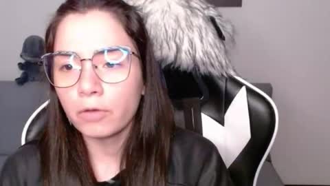 Snapshot of wolfs_daughter chatting on November 26, 2:23 am Alex online show from November 26, 2:23 am