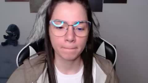 Snapshot of wolfs_daughter chatting on December 1, 2:05 am Alex online show from December 1, 2:05 am