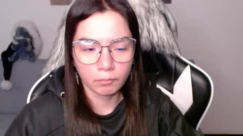 Snapshot of wolfs_daughter chatting on December 3, 2:30 am Alex online show from December 3, 2:30 am