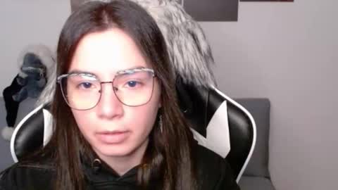 Snapshot of wolfs_daughter chatting on December 4, 2:32 am Alex online show from December 4, 2:32 am