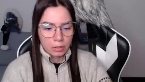 Snapshot of wolfs_daughter chatting on December 14, 2:28 am Alex online show from December 14, 2:28 am