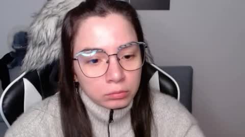 Snapshot of wolfs_daughter chatting on December 17, 2:28 am Alex online show from December 17, 2:28 am