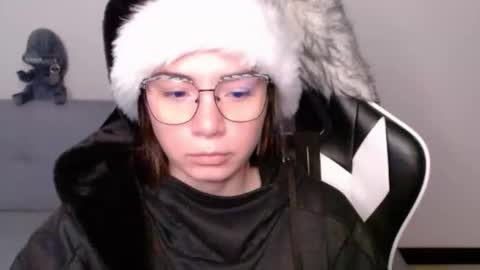 Snapshot of wolfs_daughter chatting on December 18, 2:06 am Alex online show from December 18, 2:06 am