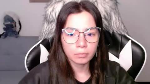 Snapshot of wolfs_daughter chatting on December 21, 2:19 am Alex online show from December 21, 2:19 am