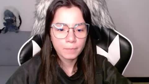 Snapshot of wolfs_daughter chatting on December 22, 2:08 am Alex online show from December 22, 2:08 am