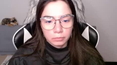 Snapshot of wolfs_daughter chatting on February 6, 2:27 am Alex online show from February 6, 2:27 am