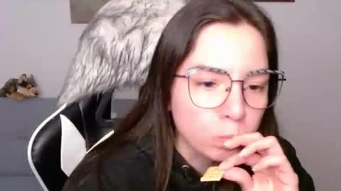 Snapshot of wolfs_daughter chatting on February 19, 2:18 am Alex online show from February 19, 2:18 am