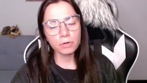 Snapshot of wolfs_daughter chatting on March 1, 1:29 am Alex online show from March 1, 1:29 am