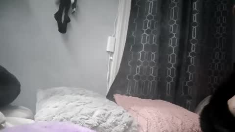 woofwolfxix online show from November 24, 7:30 am