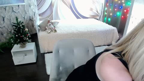 Snapshot of wow_co chatting on December 12, 11:25 pm wow_co online show from December 12, 11:25 pm