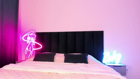 Emi online show from December 3, 8:06 pm