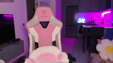 Emi online show from September 13, 8:08 pm