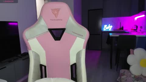 Emi online show from December 5, 4:03 pm