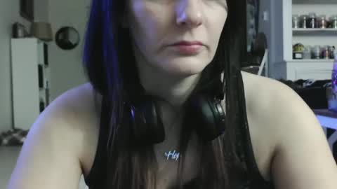 Snapshot of wrenleigh chatting on December 22, 9:11 am Crystal Lake online show from December 22, 9:11 am