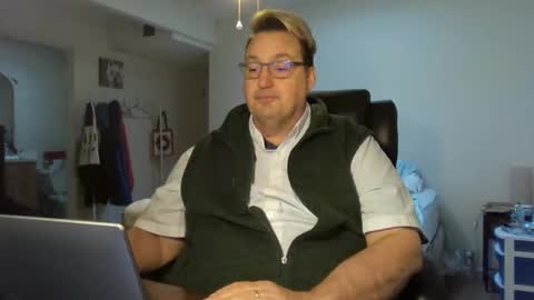 Snapshot of wvalentinox chatting on December 3, 5:45 pm WValentinoX online show from December 3, 5:45 pm