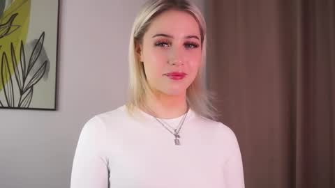 Snapshot of wymonelly chatting on February 18, 12:23 pm Lily online show from February 18, 12:23 pm