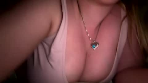 Snapshot of x_dreamgirl_x chatting on April 4, 4:00 am Mariah online show from April 4, 4:00 am