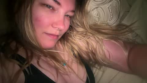 Snapshot of x_dreamgirl_x chatting on April 19, 5:56 pm Mariah online show from April 19, 5:56 pm