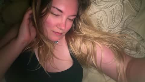 Snapshot of x_dreamgirl_x chatting on April 19, 6:10 pm Mariah online show from April 19, 6:10 pm