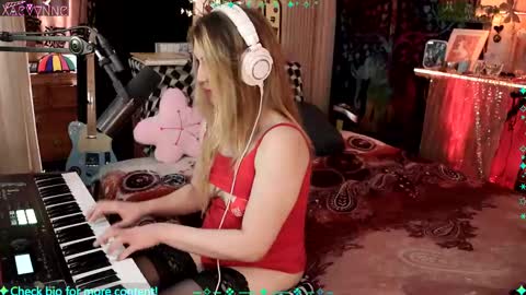 Snapshot of xaevynne chatting on February 15, 8:00 am Xaevynne Sometimes Milla Milla The Cute as a Buttom Brunette online show from February 15, 8:00 am