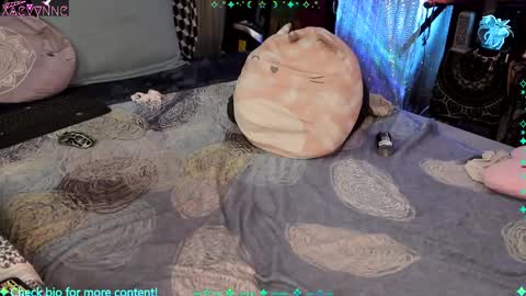 Snapshot of xaevynne chatting on February 18, 9:54 am Xaevynne Sometimes Milla Milla The Cute as a Buttom Brunette online show from February 18, 9:54 am