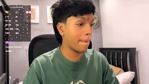 Snapshot of xander_bonnet1 chatting on February 2, 5:37 pm Xander bonnet online show from February 2, 5:37 pm