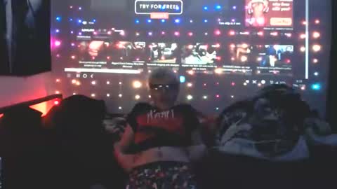 Snapshot of xbl0ndiex chatting on February 20, 8:17 am Bl0ndi3x online show from February 20, 8:17 am