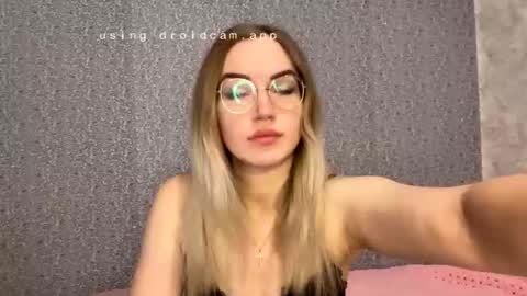 Snapshot of xelindria chatting on December 22, 6:43 am Helen online show from December 22, 6:43 am