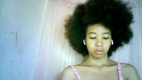 Snapshot of xenna610827 chatting on February 22, 5:23 am xenna610827 online show from February 22, 5:23 am