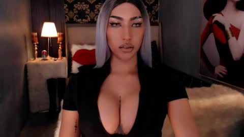 Snapshot of xflirtymika chatting on August 6, 9:22 am Mika online show from August 6, 9:22 am