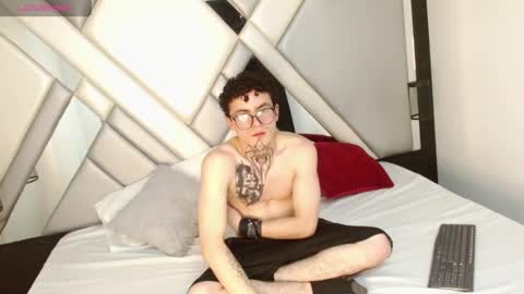 Snapshot of xhotdesire_fx chatting on March 4, 7:51 am Marco and Veronica online show from March 4, 7:51 am