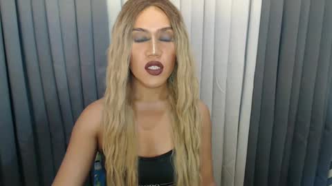 Snapshot of xhugejerkingtransx chatting on December 9, 11:56 pm GWEN THOMPSON ....... online show from December 9, 11:56 pm